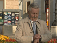 pred historickou budovou SND