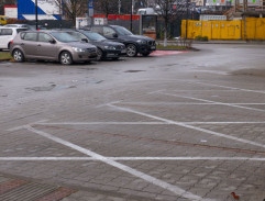 parkovisko pred obchodným centrom