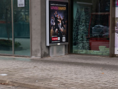 pred obchodným centrom