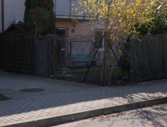 parkovisko pred panelákom