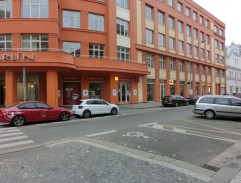 Holčička ve výloze