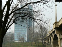 Noční záběr - svítící dům