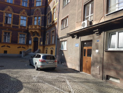 Před domem na schodech