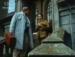 Před domem na schodech