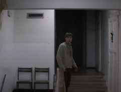 Bernášek na chodbě