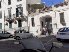 Pred domem Fantozziho