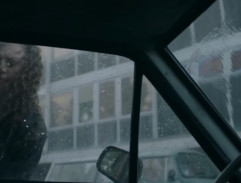 Před budovou televize