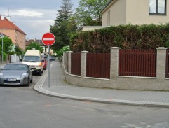 Průjezd vilovou čtvrtí