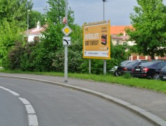 Na ulici čeká žena