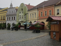 Na lavičce na náměstí