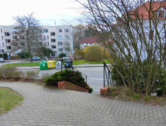 Před zdravotním střediskem v Týništi