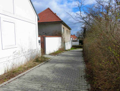 Před zdravotním střediskem v Týništi