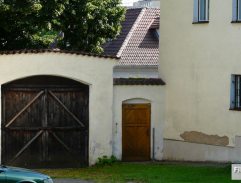 Na dvoře zdravotního střediska