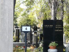 Ve vchodu do hřbitova