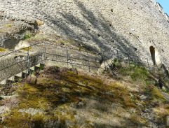 Na bočním schodišti hradu