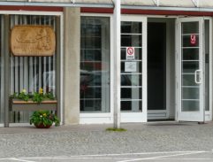 Před nemocnicí v Boru