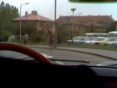 Na ulici čeká žena