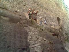 Na bočním schodišti hradu