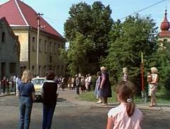 Před školou v Týništi