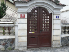 Před Heleniným domem