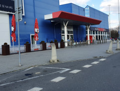 Před supermarketem