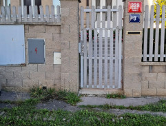 Před domem Vondrových