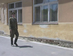 por. Hamáček před hostincem