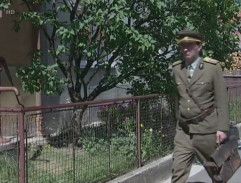 por. Hamáček před hostincem - II