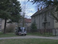 Před bydlištěm vdovy Zorcové