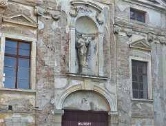 Nad vchodem do kasáren