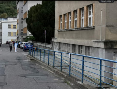 Výslech před nemocnicí