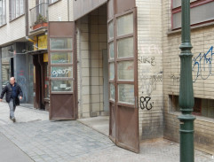 Miluška před budovou StB