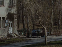 Před dveřmi blázince