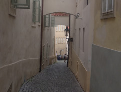 Kamarádi roznášejí prádlo