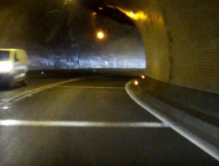 V tunelu