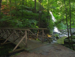 U pramene uzdravující vody