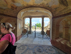 Aninka po zásahu ohnivou koulí