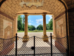 Zlá babice v zahradě