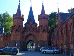 Socha před Egonovým zámkem