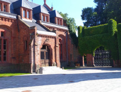 Na nádvoří zámku