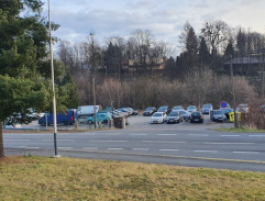 Zemek před samoobsluhou