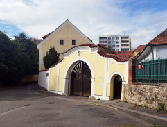 Staré sídliště s pozadím nové výstavby