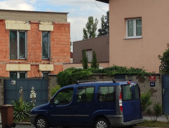 Mistr před rozestavěným domem