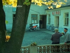 Před kinem v rodné vsi