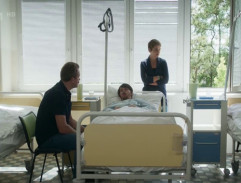 Výslech Varadi v nemocnici