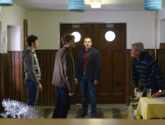 U vchodu do sokolovny