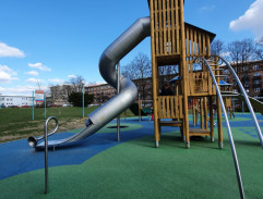 Na dětském hřišti