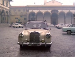 Náměstí se sochou