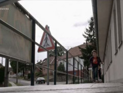 pred lekárňou v Lipanoch