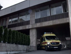 sanitka pred kúpeľmi